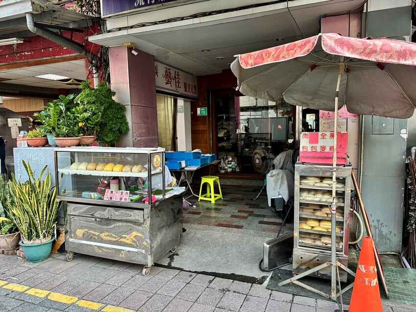 友愛街無名饅頭超便宜!手工現做必吃,超大顆只要12元。