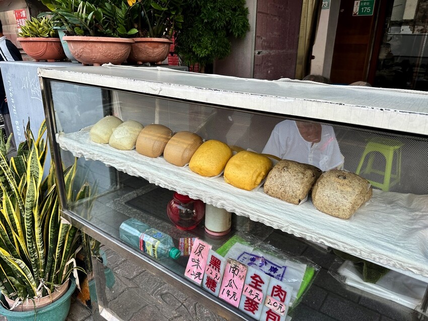 友愛街無名饅頭超便宜!手工現做必吃,超大顆只要12元。