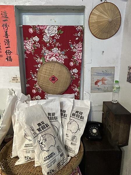 【台南安定區】豬飼料杆仔店~油漆桶、蚊香罐、豬飼料袋的古早味 【台南安定區】豬飼料杆仔店~油漆桶、蚊香罐、豬飼料袋的古早味