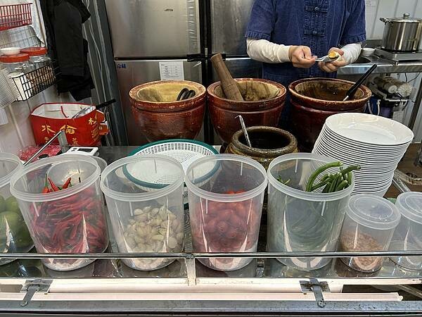 【高雄美食】送噹夜市餐廳～鹽埕區很不一樣的泰北料理，不論用餐