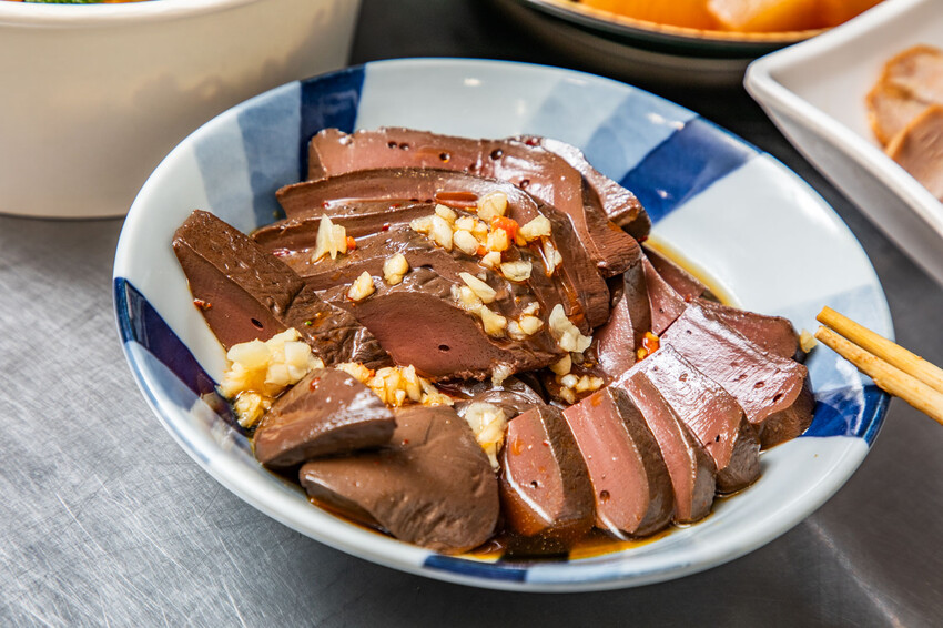 秘醬滷味桃園店｜百年秘方冷滷味超平價，小吃人氣王。