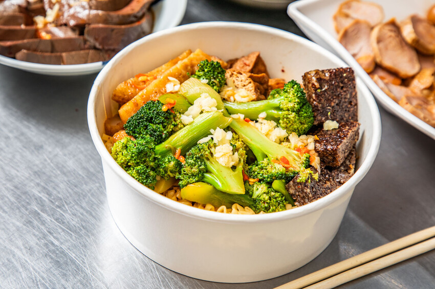 秘醬滷味桃園店｜百年秘方冷滷味超平價，小吃人氣王。