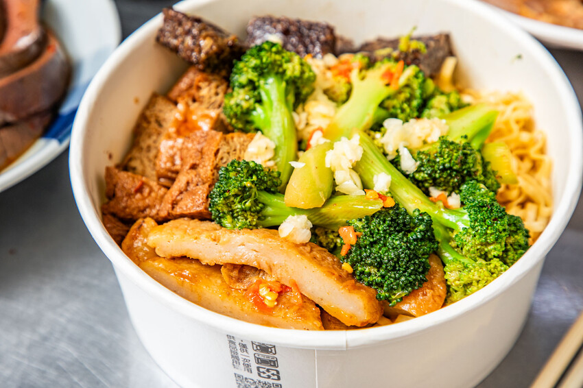 秘醬滷味桃園店｜百年秘方冷滷味超平價，小吃人氣王。