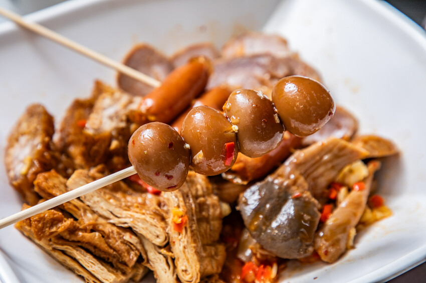 秘醬滷味桃園店｜百年秘方冷滷味超平價，小吃人氣王。