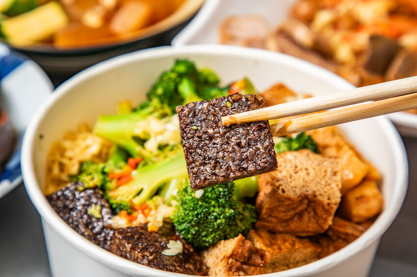 秘醬滷味桃園店｜百年秘方冷滷味超平價，小吃人氣王。