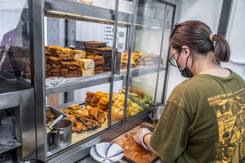 秘醬滷味桃園店｜百年秘方冷滷味超平價，小吃人氣王。