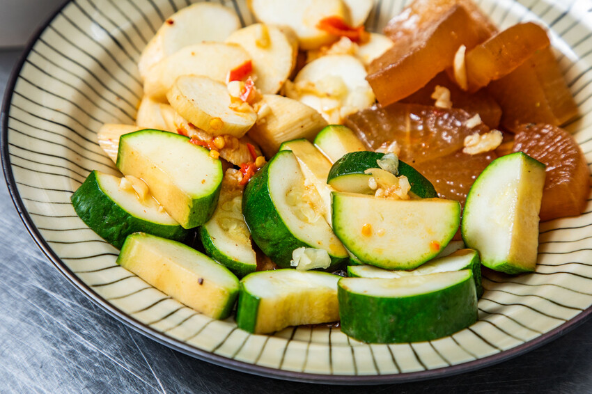 秘醬滷味桃園店｜百年秘方冷滷味超平價，小吃人氣王。