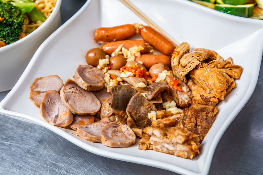 秘醬滷味桃園店｜百年秘方冷滷味超平價，小吃人氣王。