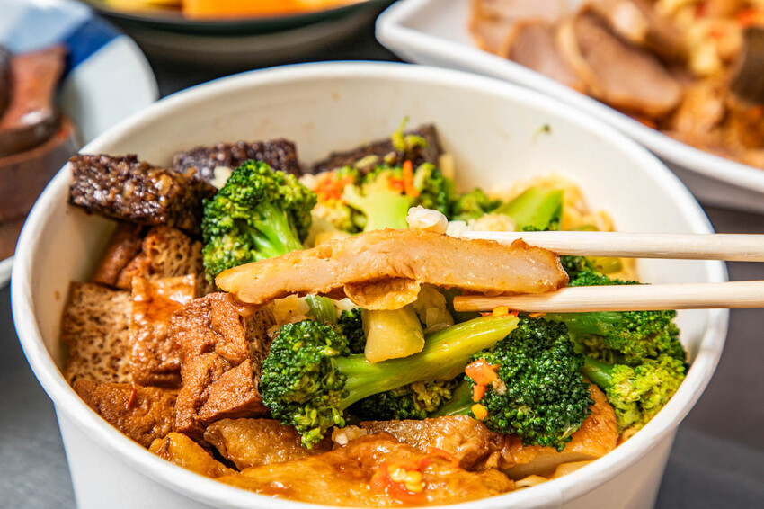 秘醬滷味桃園店｜百年秘方冷滷味超平價，小吃人氣王。