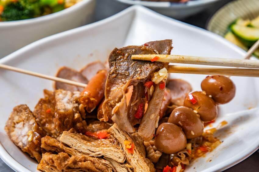 秘醬滷味桃園店｜百年秘方冷滷味超平價，小吃人氣王。