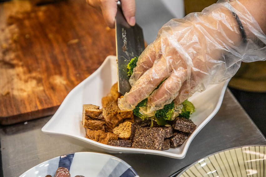 秘醬滷味桃園店｜百年秘方冷滷味超平價，小吃人氣王。