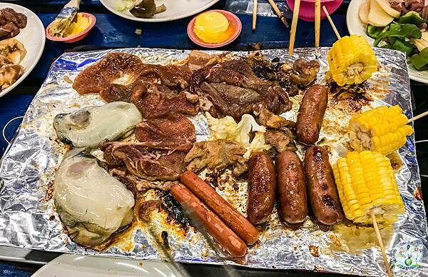 綠島必吃美食推薦！阿剛炭烤高CP值燒烤吃到飽，自助式BBQ飽到天靈蓋。