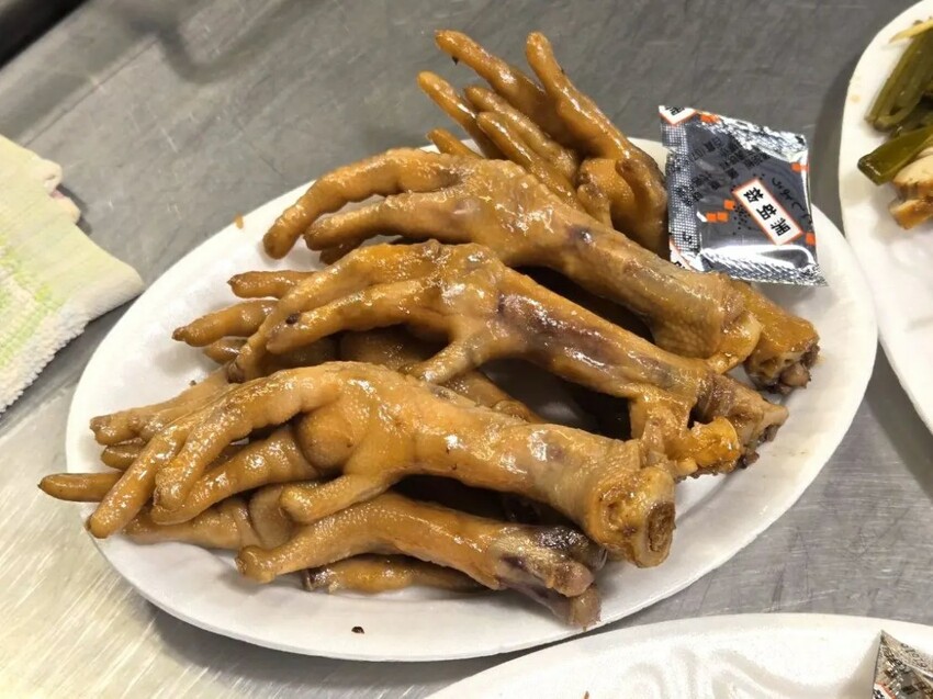888燻茶鵝滷味｜成功黃昏市場隱藏美食！在地人才會買的滷味！成功黃昏市場推薦、大寮小吃推薦、大寮滷味推薦、大寮美食推薦 - 佛系旅遊筆記