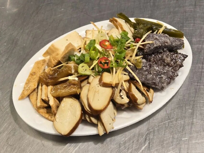 888燻茶鵝滷味｜成功黃昏市場隱藏美食！在地人才會買的滷味！成功黃昏市場推薦、大寮小吃推薦、大寮滷味推薦、大寮美食推薦 - 佛系旅遊筆記