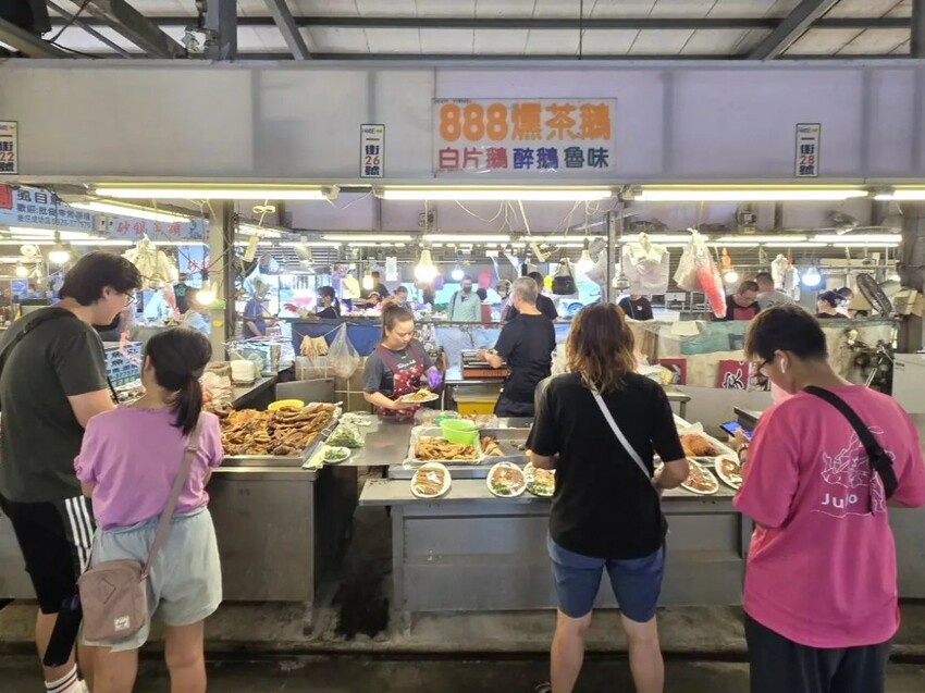 888燻茶鵝滷味｜成功黃昏市場隱藏美食！在地人才會買的滷味！成功黃昏市場推薦、大寮小吃推薦、大寮滷味推薦、大寮美食推薦 - 佛系旅遊筆記
