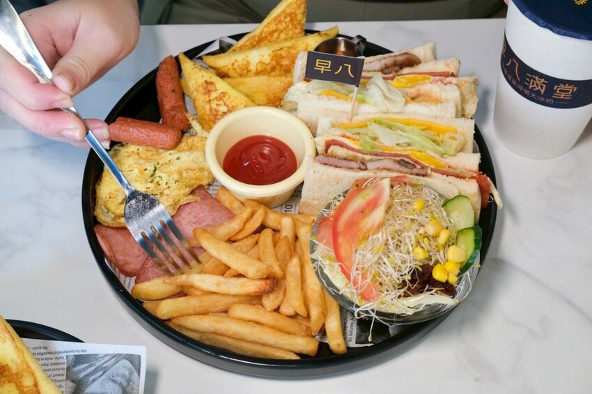 早八滿堂|台中大雅平價大份量早午餐,爆厚總匯吐司一口難以咬下! - 肉依小姐吃什麼