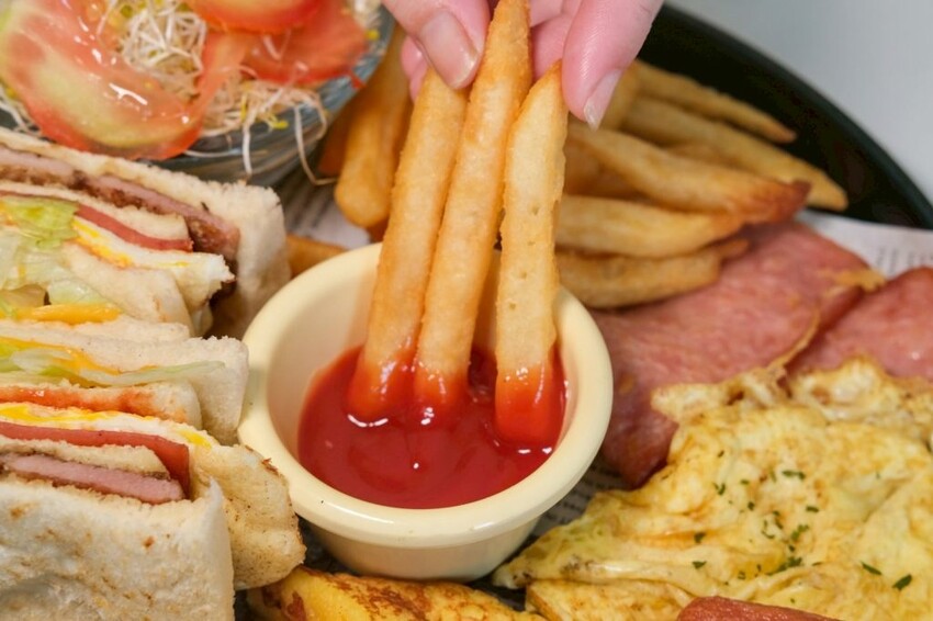 早八滿堂|台中大雅平價大份量早午餐,爆厚總匯吐司一口難以咬下! - 肉依小姐吃什麼