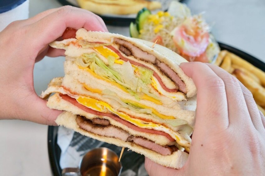 早八滿堂|台中大雅平價大份量早午餐,爆厚總匯吐司一口難以咬下! - 肉依小姐吃什麼