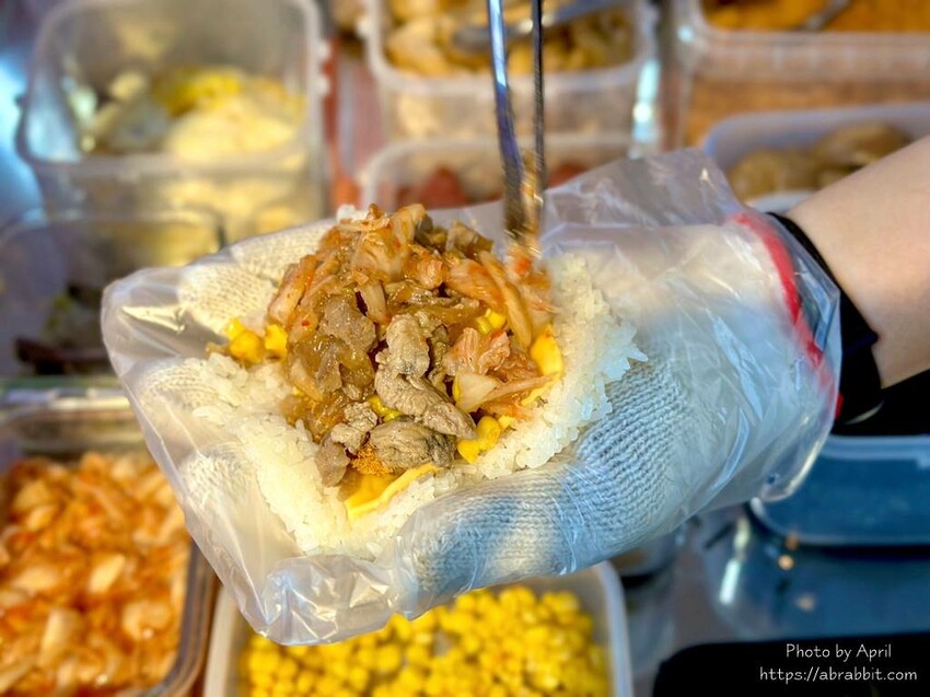 台中人氣新店呷本丸！飯糰加贈紅茶別錯過，北區呷本丸飯糰開張。