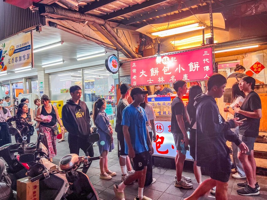 傳承三代60年！士林夜市必吃大餅包小餅，長林記大餅包小餅熱賣中。