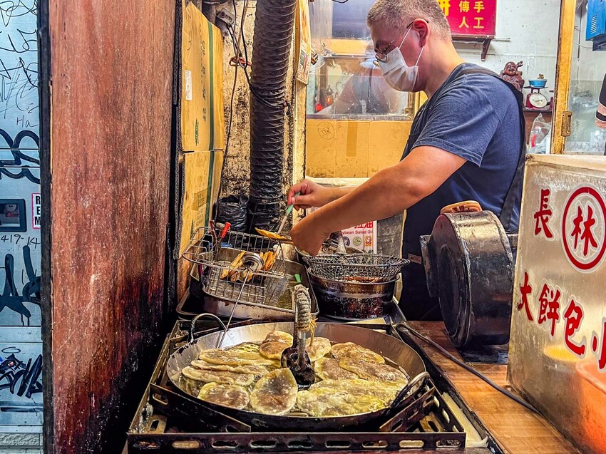 傳承三代60年！士林夜市必吃大餅包小餅，長林記大餅包小餅熱賣中。