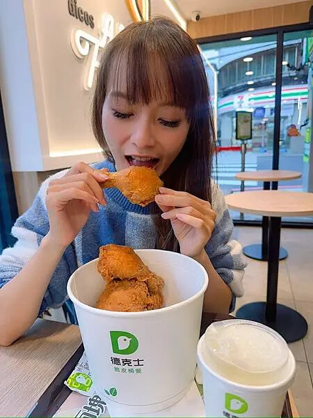 蘆洲德克士脆皮炸雞必吃推薦！超酥脆超多汁，358道工序造就完美酥脆。