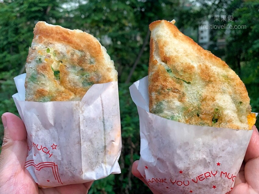 饗家蔥肉餅⟩南投美食小吃，餐車銅板美食點心，蔥肉餅餅皮酥而不油，內餡層次豐富加上鹹甜不膩口醬汁，難怪這麼多人喜歡 @果果愛Fruitlove