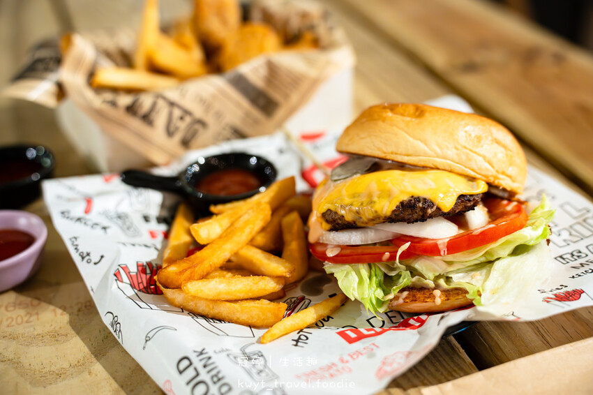 台中龍井夜景餐廳推薦_Rico Noche cafe,每人低消100元坐擁台中百萬夜景,啤酒買五送一配爆汁手打牛肉漢堡排,台中約會餐廳推薦_2025菜單 – 冠婷生活趣