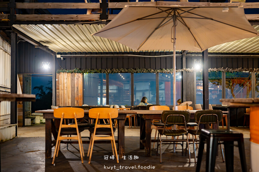 台中龍井夜景餐廳推薦_Rico Noche cafe,每人低消100元坐擁台中百萬夜景,啤酒買五送一配爆汁手打牛肉漢堡排,台中約會餐廳推薦_2025菜單 – 冠婷生活趣