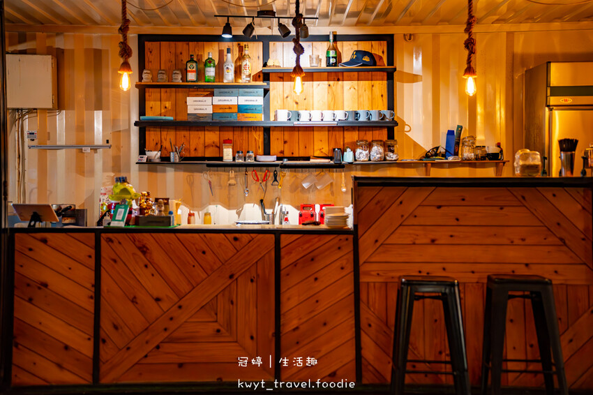 台中龍井夜景餐廳推薦_Rico Noche cafe,每人低消100元坐擁台中百萬夜景,啤酒買五送一配爆汁手打牛肉漢堡排,台中約會餐廳推薦_2025菜單 – 冠婷生活趣