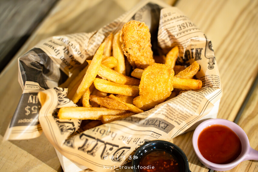 台中龍井夜景餐廳推薦_Rico Noche cafe,每人低消100元坐擁台中百萬夜景,啤酒買五送一配爆汁手打牛肉漢堡排,台中約會餐廳推薦_2025菜單 – 冠婷生活趣