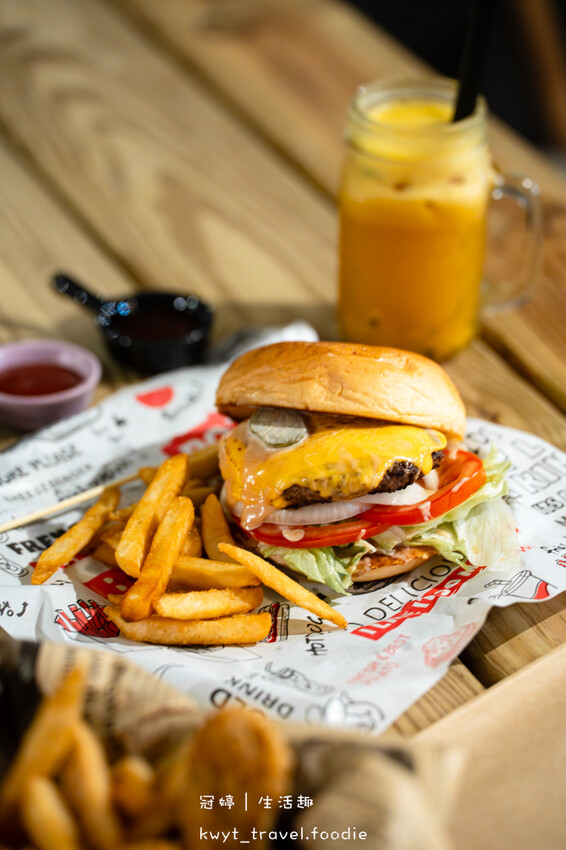 台中龍井夜景餐廳推薦_Rico Noche cafe,每人低消100元坐擁台中百萬夜景,啤酒買五送一配爆汁手打牛肉漢堡排,台中約會餐廳推薦_2025菜單 – 冠婷生活趣