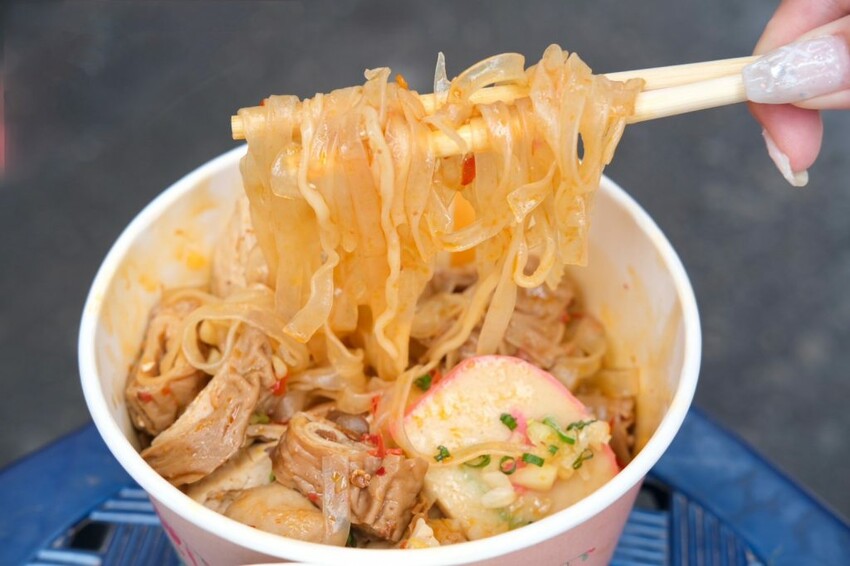 大吉麻辣鴨血臭豆腐｜一中街新開幕超人氣排隊美食，超ㄉㄨㄞ鴨血咬下會爆汁！  - 肉依小姐吃什麼