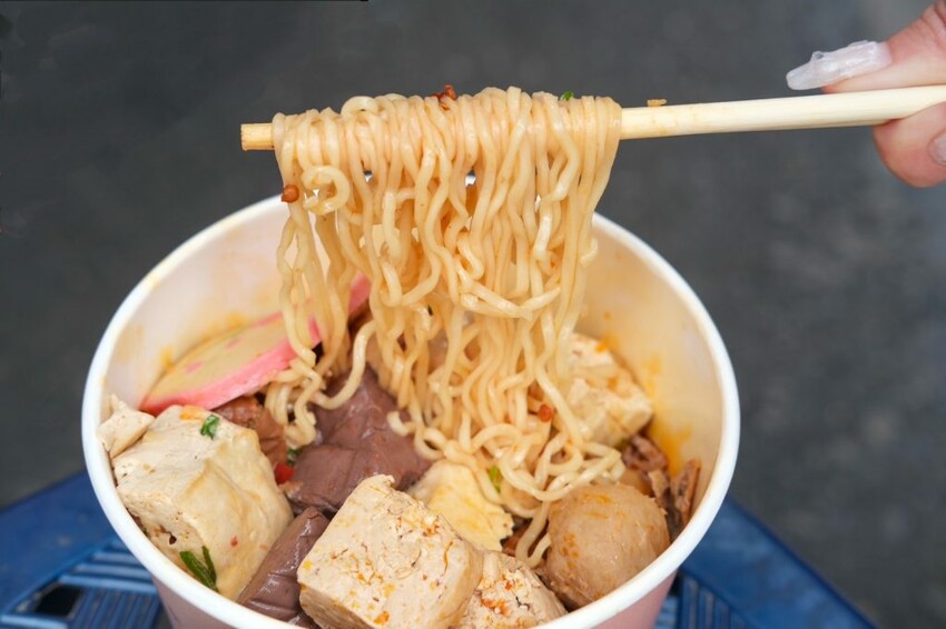 大吉麻辣鴨血臭豆腐｜一中街新開幕超人氣排隊美食，超ㄉㄨㄞ鴨血咬下會爆汁！  - 肉依小姐吃什麼