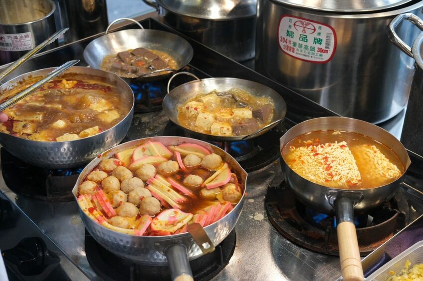 大吉麻辣鴨血臭豆腐｜一中街新開幕超人氣排隊美食，超ㄉㄨㄞ鴨血咬下會爆汁！  - 肉依小姐吃什麼