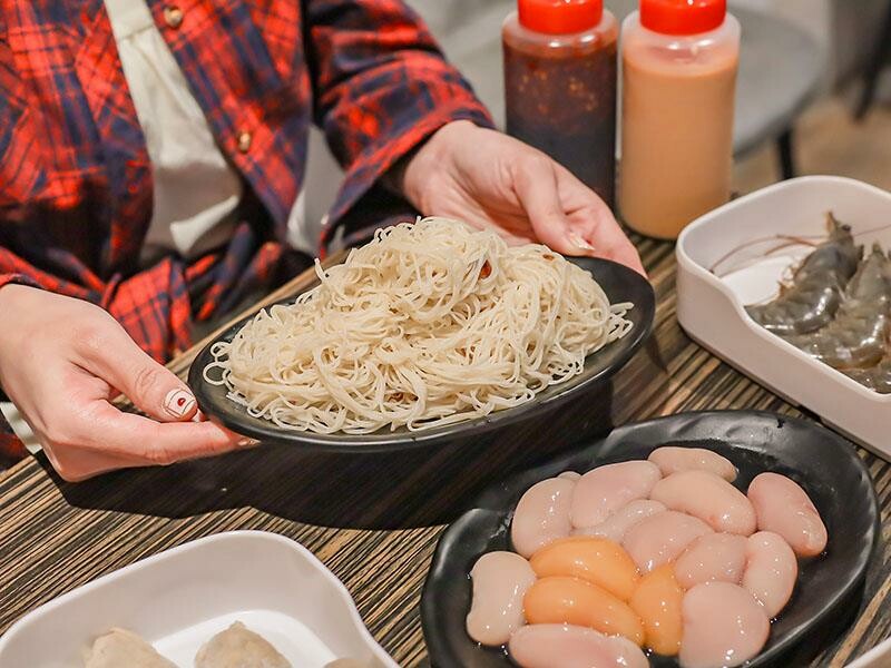 秋冬進補首選，新竹老食品螃蟹薑母鴨登場，新竹東門市場美食。