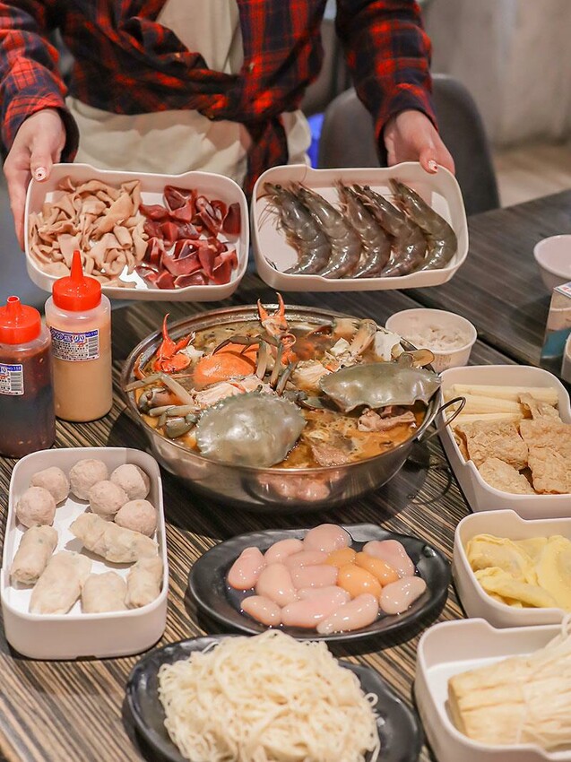 秋冬進補首選，新竹老食品螃蟹薑母鴨登場，新竹東門市場美食。