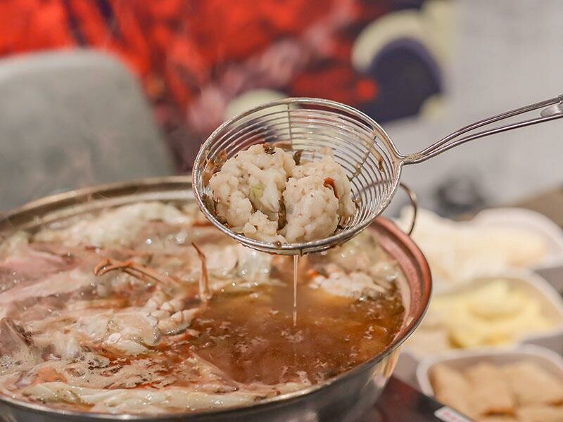 秋冬進補首選，新竹老食品螃蟹薑母鴨登場，新竹東門市場美食。