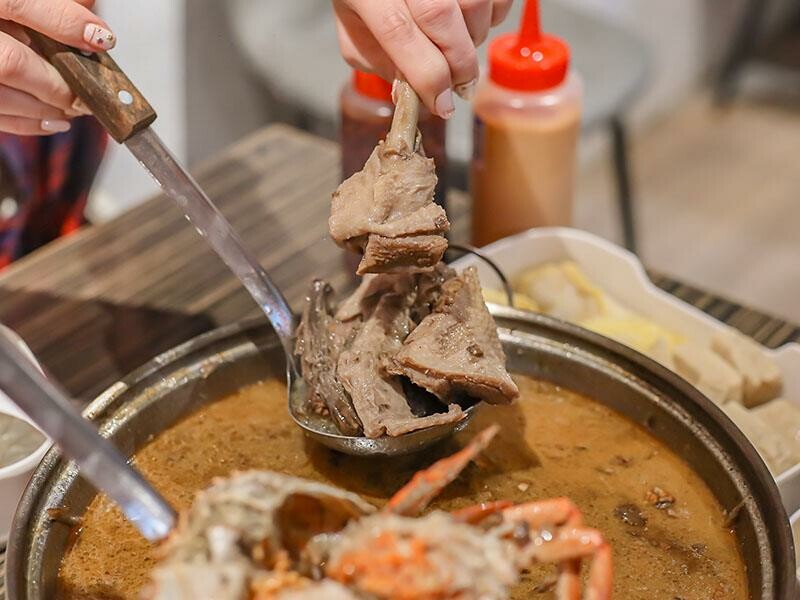 秋冬進補首選，新竹老食品螃蟹薑母鴨登場，新竹東門市場美食。