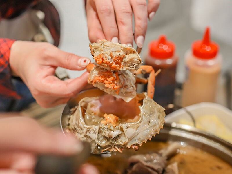 秋冬進補首選，新竹老食品螃蟹薑母鴨登場，新竹東門市場美食。