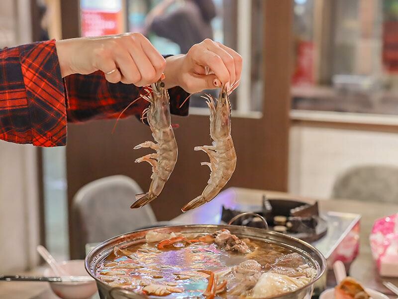秋冬進補首選，新竹老食品螃蟹薑母鴨登場，新竹東門市場美食。