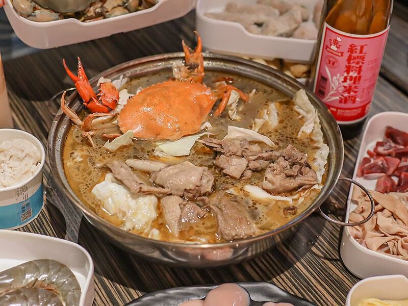 秋冬進補首選，新竹老食品螃蟹薑母鴨登場，新竹東門市場美食。
