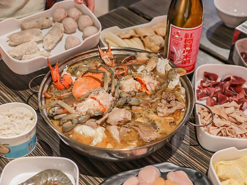 秋冬進補首選，新竹老食品螃蟹薑母鴨登場，新竹東門市場美食。