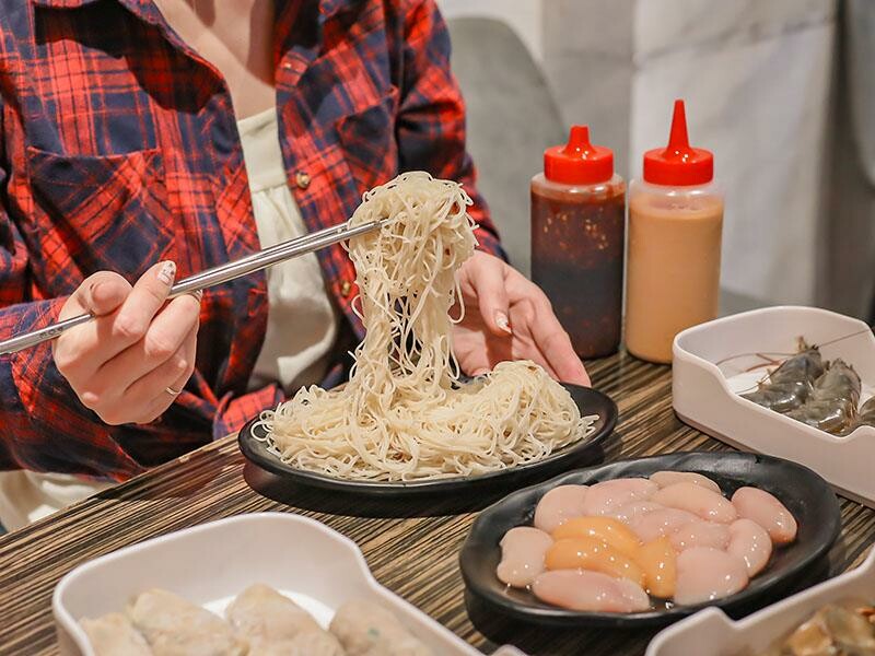 秋冬進補首選，新竹老食品螃蟹薑母鴨登場，新竹東門市場美食。