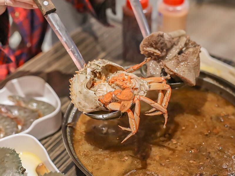 秋冬進補首選，新竹老食品螃蟹薑母鴨登場，新竹東門市場美食。