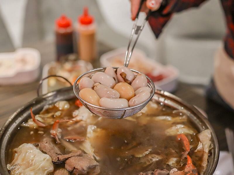 秋冬進補首選，新竹老食品螃蟹薑母鴨登場，新竹東門市場美食。