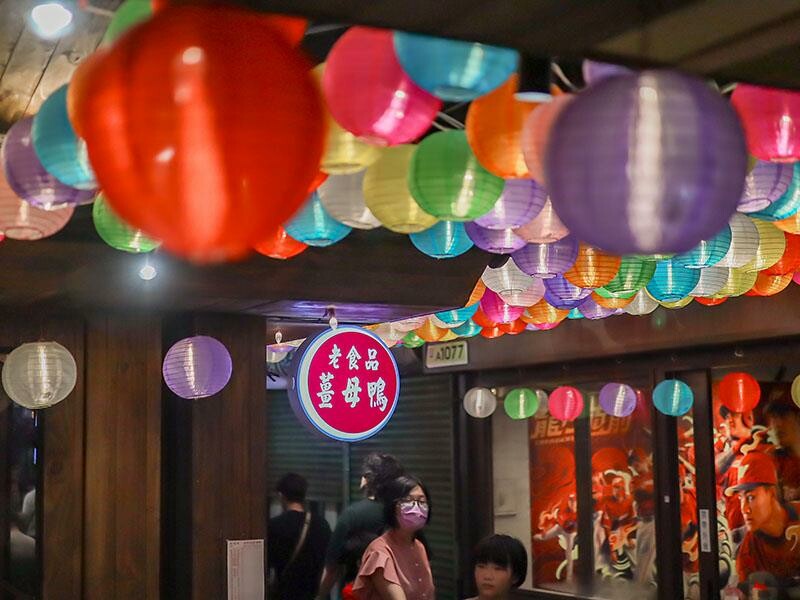 秋冬進補首選，新竹老食品螃蟹薑母鴨登場，新竹東門市場美食。