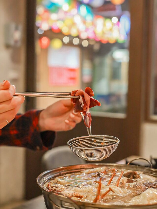 秋冬進補首選，新竹老食品螃蟹薑母鴨登場，新竹東門市場美食。