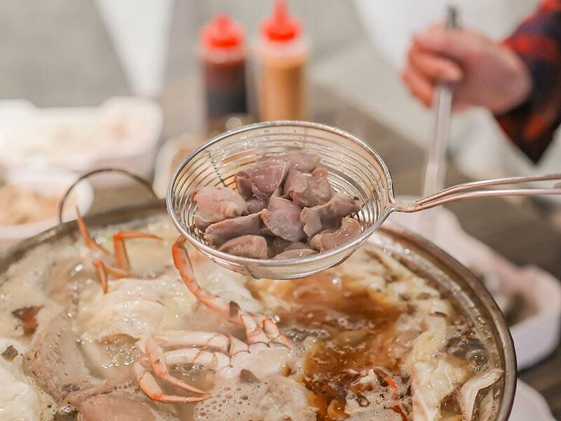 秋冬進補首選，新竹老食品螃蟹薑母鴨登場，新竹東門市場美食。