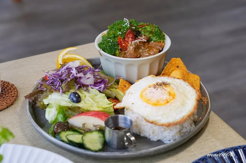 桃園平鎮美食｜鹿途咖啡LU•TU～充滿綠色植栽的早午餐、義大